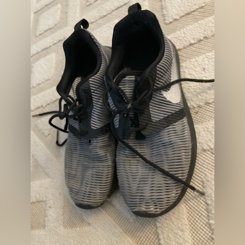 Nike sneakers size 4 youth